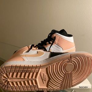 Jordan 1 Mid - Crimson Tint Men’s 8.5/9 fits Women’s 10/10.5 Excellent condition